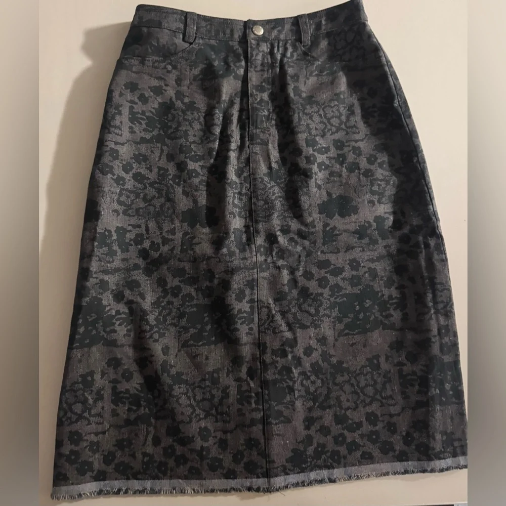 Banana Republic Black Floral jean Skirt - Picture 3 of 8